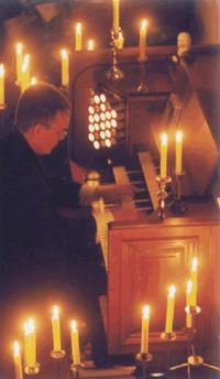 Organist mit Kerzenleuchtern